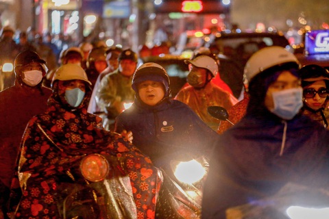 Hà Nội mưa lớn, nhiều nơi tắc đường cả tiếng - Ảnh 9. Hà Nội mưa lớn, nhiều nơi tắc đường cả tiếng - Ảnh 9.