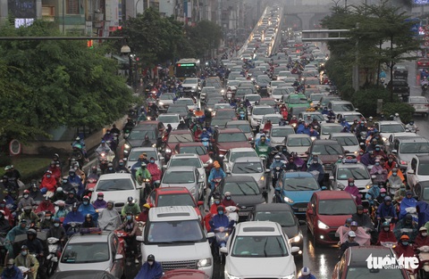Hà Nội mưa lớn, nhiều nơi tắc đường cả tiếng - Ảnh 2. Hà Nội mưa lớn, nhiều nơi tắc đường cả tiếng - Ảnh 2.