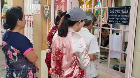 Phụ huynh phải cõng nhiều khoản tiền ngoài học phí - Ảnh 1.