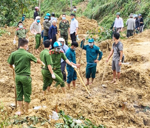Tìm thấy thi thể nạn nhân bị đất đá núi đẩy xa đến 80m - Ảnh 1. Tìm thấy thi thể nạn nhân bị đất đá núi đẩy xa đến 80m - Ảnh 1.