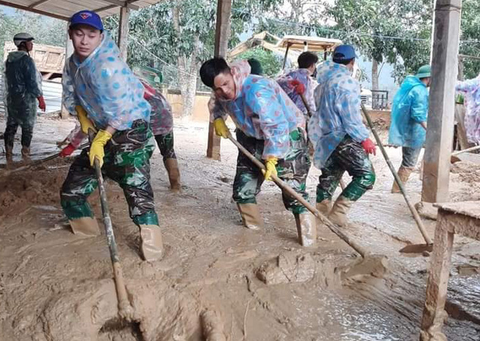 Sau gần một tháng bị đất đá vùi lấp, trường Hướng Việt đón trò trở lại - Ảnh 2. Sau gần một tháng bị đất đá vùi lấp, trường Hướng Việt đón trò trở lại - Ảnh 2.