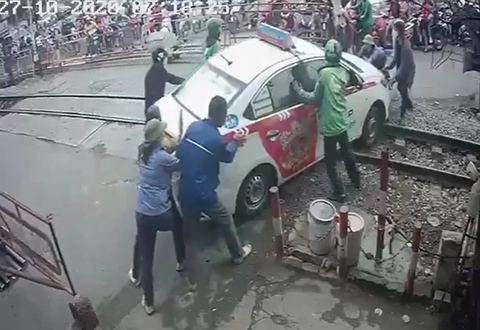 Cố tình vượt rào chắn đường sắt, tài xế taxi bị phạt nặng - Ảnh 2. Cố tình vượt rào chắn đường sắt, tài xế taxi bị phạt nặng - Ảnh 2.