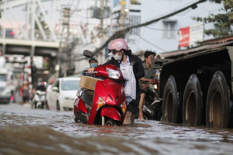 Sài Gòn vật lộn với triều cường mênh mông, máy bơm nước hoạt động mệt nghỉ - Ảnh 4. Sài Gòn vật lộn với triều cường mênh mông, máy bơm nước hoạt động mệt nghỉ - Ảnh 4.