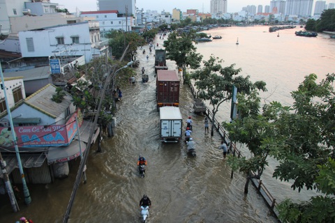Sài Gòn vật lộn với triều cường mênh mông, máy bơm nước hoạt động mệt nghỉ - Ảnh 8. Sài Gòn vật lộn với triều cường mênh mông, máy bơm nước hoạt động mệt nghỉ - Ảnh 8.