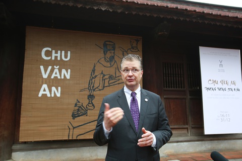 Đại sứ Mỹ Kritenbrink thăm Văn Miếu, tưởng niệm danh nhân Chu Văn An - Ảnh 3. Đại sứ Mỹ Kritenbrink thăm Văn Miếu, tưởng niệm danh nhân Chu Văn An - Ảnh 3.