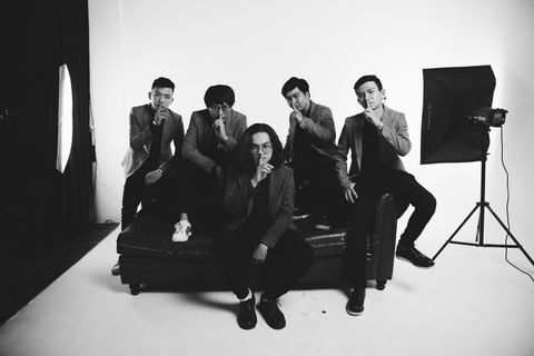 Cuối năm, ca sĩ ồ ạt ra album nuôi đam mê và vẽ chân dung âm nhạc - Ảnh 5. Cuối năm, ca sĩ ồ ạt ra album nuôi đam mê và vẽ chân dung âm nhạc - Ảnh 5.