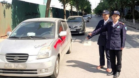 Khởi tố nhóm bảo vệ xịt sơn lên 10 ôtô vì chủ xe không gửi xe trong bãi - Ảnh 1. Khởi tố nhóm bảo vệ xịt sơn lên 10 ôtô vì chủ xe không gửi xe trong bãi - Ảnh 1.