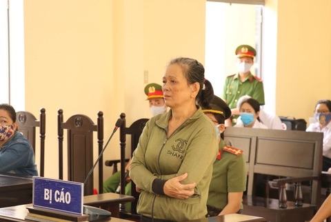 Phạt 4 năm tù người đánh đập, xúc phân đổ lên đầu mẹ ruột - Ảnh 1. Phạt 4 năm tù người đánh đập, xúc phân đổ lên đầu mẹ ruột - Ảnh 1.