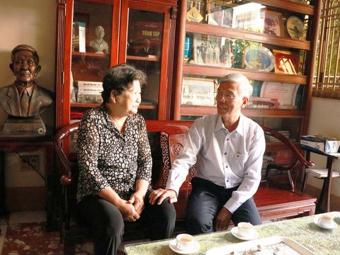 Lãnh đạo TP.HCM thăm gia đình cố giáo sư Trần Văn Giàu nhân 20-11 - Ảnh 1. Lãnh đạo TP.HCM thăm gia đình cố giáo sư Trần Văn Giàu nhân 20-11 - Ảnh 1.