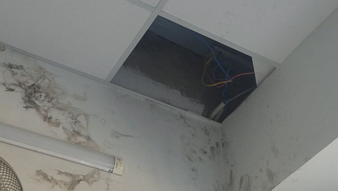 Kẻ trộm đột nhập tiệm bạc từ nóc nhà cuỗm nhiều tài sản trị giá 1,2 tỉ - Ảnh 3. Kẻ trộm đột nhập tiệm bạc từ nóc nhà cuỗm nhiều tài sản trị giá 1,2 tỉ - Ảnh 3.