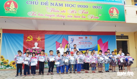 ‘Mừng quá! Có cặp sách, bút vở, áo mới cho con sau mưa lũ’ - Ảnh 1. ‘Mừng quá! Có cặp sách, bút vở, áo mới cho con sau mưa lũ’ - Ảnh 1.
