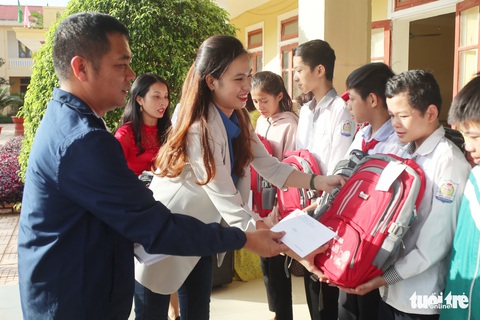 ‘Mừng quá! Có cặp sách, bút vở, áo mới cho con sau mưa lũ’ - Ảnh 5. ‘Mừng quá! Có cặp sách, bút vở, áo mới cho con sau mưa lũ’ - Ảnh 5.