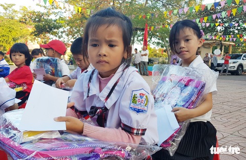 ‘Mừng quá! Có cặp sách, bút vở, áo mới cho con sau mưa lũ’ - Ảnh 8. ‘Mừng quá! Có cặp sách, bút vở, áo mới cho con sau mưa lũ’ - Ảnh 8.