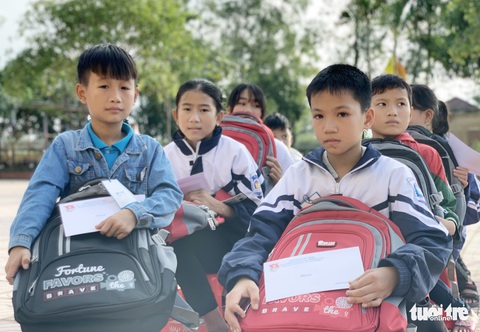 ‘Mừng quá! Có cặp sách, bút vở, áo mới cho con sau mưa lũ’ - Ảnh 7. ‘Mừng quá! Có cặp sách, bút vở, áo mới cho con sau mưa lũ’ - Ảnh 7.