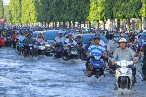 Cần Thơ ngập nặng, xe kẹt cứng hàng cây số - Ảnh 1. Cần Thơ ngập nặng, xe kẹt cứng hàng cây số - Ảnh 1.