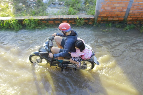 Cần Thơ ngập nặng, xe kẹt cứng hàng cây số - Ảnh 4. Cần Thơ ngập nặng, xe kẹt cứng hàng cây số - Ảnh 4.