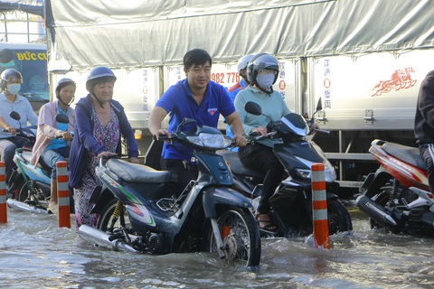 Cần Thơ ngập nặng, xe kẹt cứng hàng cây số - Ảnh 3. Cần Thơ ngập nặng, xe kẹt cứng hàng cây số - Ảnh 3.