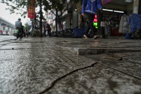Ôtô đi lên vỉa hè thì đá nào cũng vỡ - Ảnh 5. Ôtô đi lên vỉa hè thì đá nào cũng vỡ - Ảnh 5.