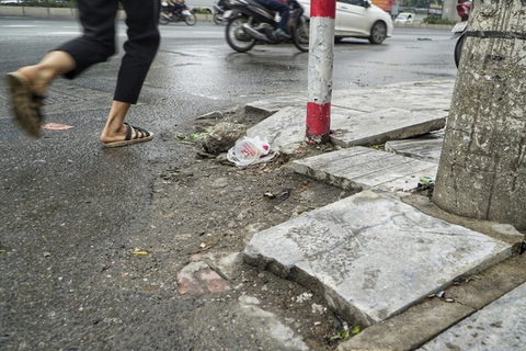 Vỉa hè lát đá độ bền 70 năm ở Hà Nội mới 3 năm đã nứt vỡ - Ảnh 4. Vỉa hè lát đá độ bền 70 năm ở Hà Nội mới 3 năm đã nứt vỡ - Ảnh 4.