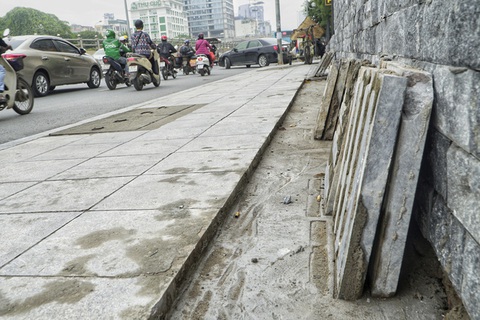 Vỉa hè lát đá độ bền 70 năm ở Hà Nội mới 3 năm đã nứt vỡ - Ảnh 6. Vỉa hè lát đá độ bền 70 năm ở Hà Nội mới 3 năm đã nứt vỡ - Ảnh 6.