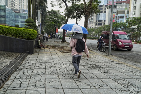 Vỉa hè lát đá độ bền 70 năm ở Hà Nội mới 3 năm đã nứt vỡ - Ảnh 7. Vỉa hè lát đá độ bền 70 năm ở Hà Nội mới 3 năm đã nứt vỡ - Ảnh 7.
