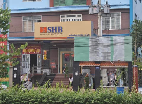 Truy bắt người đàn ông nghi dùng súng cướp ngân hàng bất thành - Ảnh 1. Truy bắt người đàn ông nghi dùng súng cướp ngân hàng bất thành - Ảnh 1.