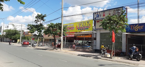 Không chịu chung tiền bảo kê, quán ăn ngay trung tâm TP Vĩnh Long bị đập phá - Ảnh 3. Không chịu chung tiền bảo kê, quán ăn ngay trung tâm TP Vĩnh Long bị đập phá - Ảnh 3.