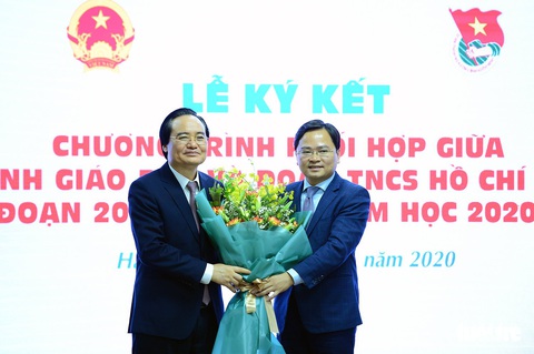 Bộ trưởng Phùng Xuân Nhạ: Tăng cường kỹ năng sống, tránh ‘gà công nghiệp, học sách vở - Ảnh 1. Bộ trưởng Phùng Xuân Nhạ: Tăng cường kỹ năng sống, tránh ‘gà công nghiệp, học sách vở - Ảnh 1.
