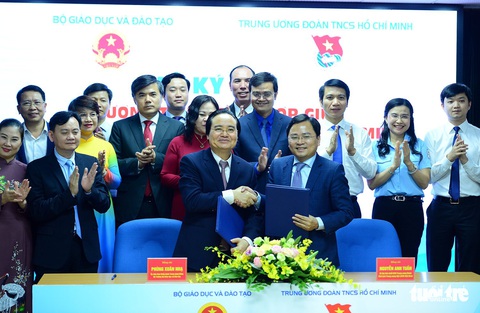Bộ trưởng Phùng Xuân Nhạ: Tăng cường kỹ năng sống, tránh ‘gà công nghiệp, học sách vở - Ảnh 2. Bộ trưởng Phùng Xuân Nhạ: Tăng cường kỹ năng sống, tránh ‘gà công nghiệp, học sách vở - Ảnh 2.