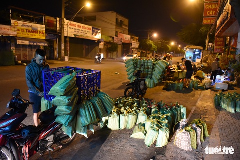 Chợ côn trùng bán châu chấu, cào cào, dế... trong 2 giờ mỗi sáng Sài Gòn - Ảnh 2. Chợ côn trùng bán châu chấu, cào cào, dế... trong 2 giờ mỗi sáng Sài Gòn - Ảnh 2.