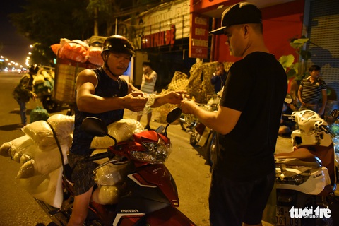 Chợ côn trùng bán châu chấu, cào cào, dế... trong 2 giờ mỗi sáng Sài Gòn - Ảnh 7. Chợ côn trùng bán châu chấu, cào cào, dế... trong 2 giờ mỗi sáng Sài Gòn - Ảnh 7.