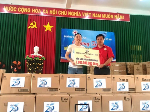 P&G Việt Nam hỗ trợ nước uống sạch và quà cho người dân vùng lũ - Ảnh 2. P&G Việt Nam hỗ trợ nước uống sạch và quà cho người dân vùng lũ - Ảnh 2.