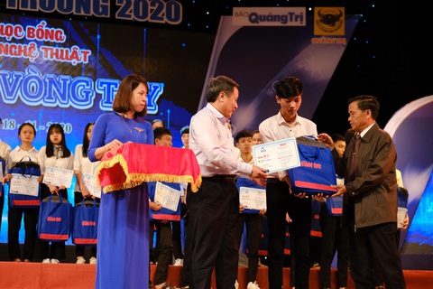 132 tân sinh viên nghèo Quảng Trị bớt lo khi lên giảng đường - Ảnh 2. 132 tân sinh viên nghèo Quảng Trị bớt lo khi lên giảng đường - Ảnh 2.