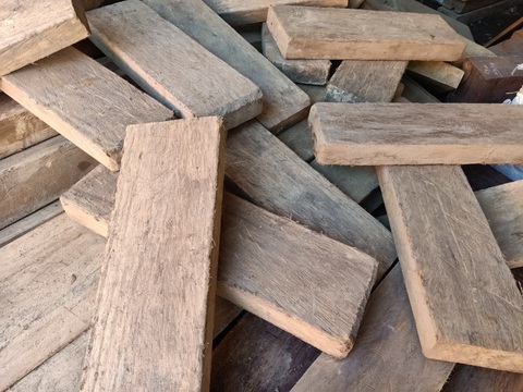Xe chở gỗ lậu lọt qua 3 trạm kiểm lâm, gặp cảnh sát giao thông mới bị bắt - Ảnh 2. Xe chở gỗ lậu lọt qua 3 trạm kiểm lâm, gặp cảnh sát giao thông mới bị bắt - Ảnh 2.