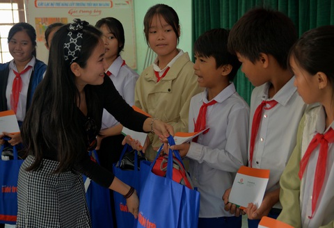 Mang quà tặng của bạn đọc đến với học sinh và giáo viên vùng lũ Quảng Trị - Ảnh 2. Mang quà tặng của bạn đọc đến với học sinh và giáo viên vùng lũ Quảng Trị - Ảnh 2.