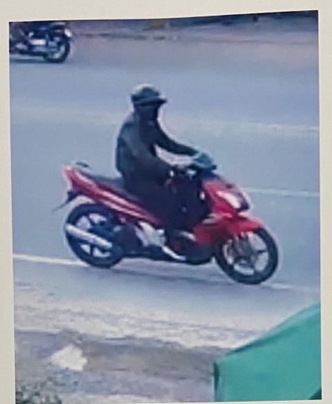 Kẻ cướp ngân hàng bịt mặt kín mít dọa: Đưa hết tiền đây không tao bắn - Ảnh 2. Kẻ cướp ngân hàng bịt mặt kín mít dọa: Đưa hết tiền đây không tao bắn - Ảnh 2.