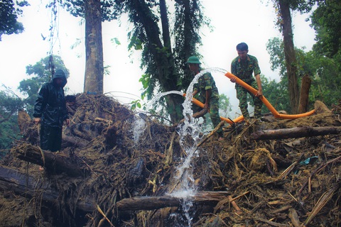 Cào bùn, bới đất tìm tung tích nạn nhân còn mất tích ở Trà Leng - Ảnh 4. Cào bùn, bới đất tìm tung tích nạn nhân còn mất tích ở Trà Leng - Ảnh 4.