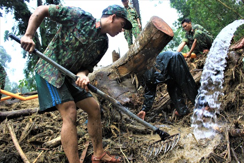 Cào bùn, bới đất tìm tung tích nạn nhân còn mất tích ở Trà Leng - Ảnh 6. Cào bùn, bới đất tìm tung tích nạn nhân còn mất tích ở Trà Leng - Ảnh 6.