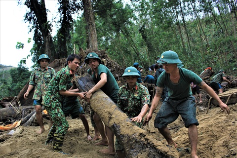 Cào bùn, bới đất tìm tung tích nạn nhân còn mất tích ở Trà Leng - Ảnh 7. Cào bùn, bới đất tìm tung tích nạn nhân còn mất tích ở Trà Leng - Ảnh 7.
