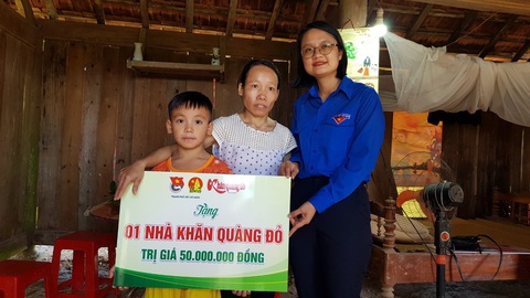 Trao tặng hơn 550 suất học bổng tại Hà Tĩnh và Quảng Bình - Ảnh 1. Trao tặng hơn 550 suất học bổng tại Hà Tĩnh và Quảng Bình - Ảnh 1.