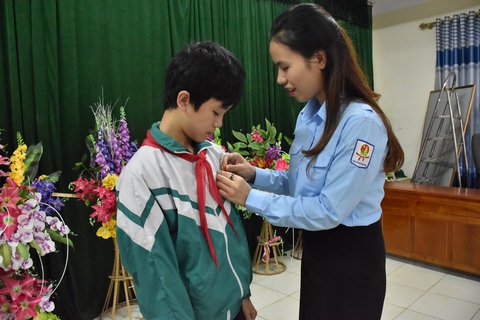 Nam sinh lớp 9 cứu hai bạn lớp 6 nhận huy hiệu Tuổi trẻ dũng cảm - Ảnh 1. Nam sinh lớp 9 cứu hai bạn lớp 6 nhận huy hiệu Tuổi trẻ dũng cảm - Ảnh 1.