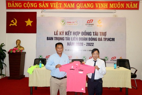 Trọng tài TP.HCM được tài trợ trang phục hơn 200 triệu đồng - Ảnh 2. Trọng tài TP.HCM được tài trợ trang phục hơn 200 triệu đồng - Ảnh 2.