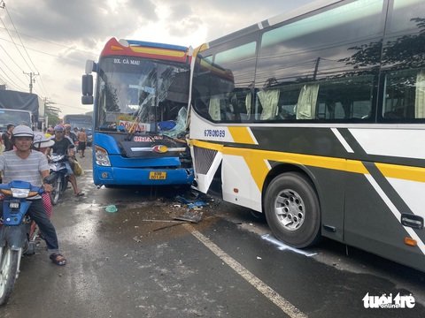 7 xe tông nhau, quốc lộ 1 dồn cục nhiều cây số - Ảnh 3. 7 xe tông nhau, quốc lộ 1 dồn cục nhiều cây số - Ảnh 3.