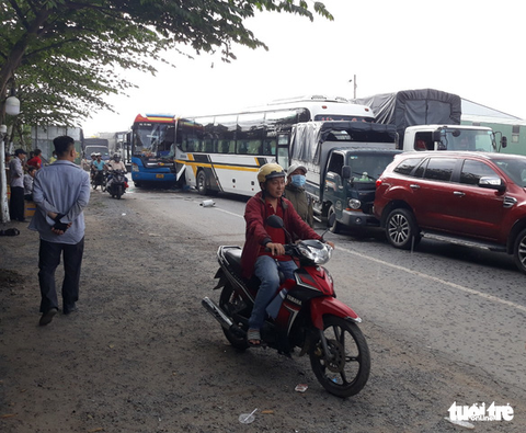 7 xe tông nhau, quốc lộ 1 dồn cục nhiều cây số - Ảnh 2. 7 xe tông nhau, quốc lộ 1 dồn cục nhiều cây số - Ảnh 2.