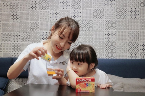 Nghe các hotmom kể chuyện con bị sốt và gói thuốc hương cam vị ngọt - Ảnh 2. Nghe các hotmom kể chuyện con bị sốt và gói thuốc hương cam vị ngọt - Ảnh 2.