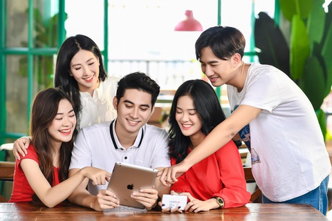 Doanh nghiệp nội địa chuyển đổi số cùng người tiêu dùng 4.0 - Ảnh 1. Doanh nghiệp nội địa chuyển đổi số cùng người tiêu dùng 4.0 - Ảnh 1.