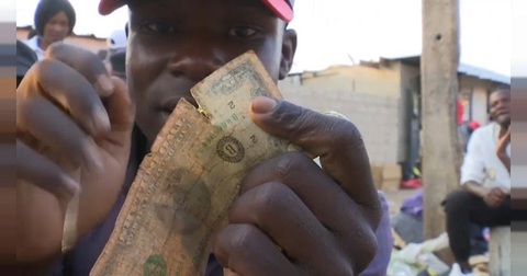 Thợ sửa tiền - cứu tinh cho những đồng USD rách tại Zimbabwe - Ảnh 1. Thợ sửa tiền - cứu tinh cho những đồng USD rách tại Zimbabwe - Ảnh 1.
