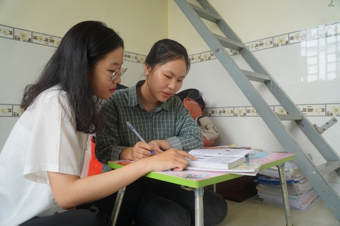 Vào đại học từ căn nhà hoang không điện, nước - Ảnh 3. Vào đại học từ căn nhà hoang không điện, nước - Ảnh 3.