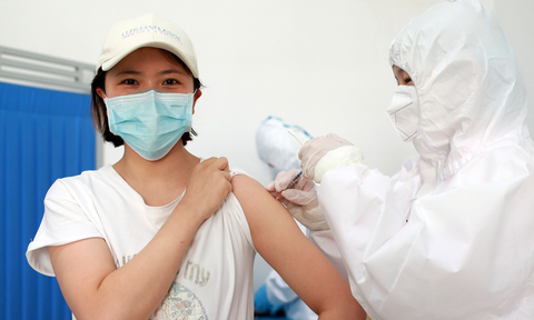 Công ty Trung Quốc thông báo đã chích vắc xin COVID-19 cho cả triệu người - Ảnh 1. Công ty Trung Quốc thông báo đã chích vắc xin COVID-19 cho cả triệu người - Ảnh 1.