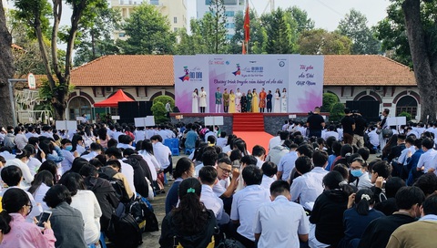Nghệ sĩ Kim Xuân: Tôi mong muốn nam sinh mặc áo dài chào cờ đầu tuần - Ảnh 1. Nghệ sĩ Kim Xuân: Tôi mong muốn nam sinh mặc áo dài chào cờ đầu tuần - Ảnh 1.